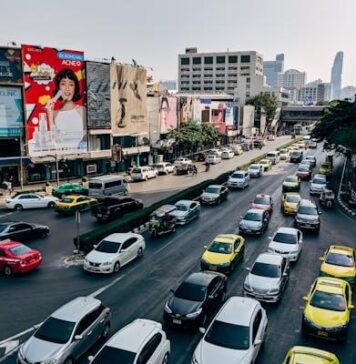 ทำไมการวางแผนก่อนออกเดินทางถึงสำคัญต่อการขับรถในเมือง เทคนิคการขับรถในเมืองช่วงเวลาเร่งด่วน