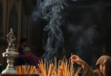 จุดธูปเผากำยานทุกวัน กระทบมลพิษไหม? มองให้ครบทั้งศรัทธา สุขภาพ และโลก จุดธูปเผากำยานทุกวัน กระทบมลพิษไหม? มองให้ครบทั้งศรัทธา สุขภาพ และโลก