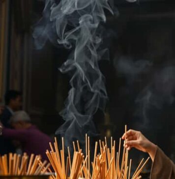 จุดธูปเผากำยานทุกวัน กระทบมลพิษไหม? มองให้ครบทั้งศรัทธา สุขภาพ และโลก จุดธูปเผากำยานทุกวัน กระทบมลพิษไหม? มองให้ครบทั้งศรัทธา สุขภาพ และโลก