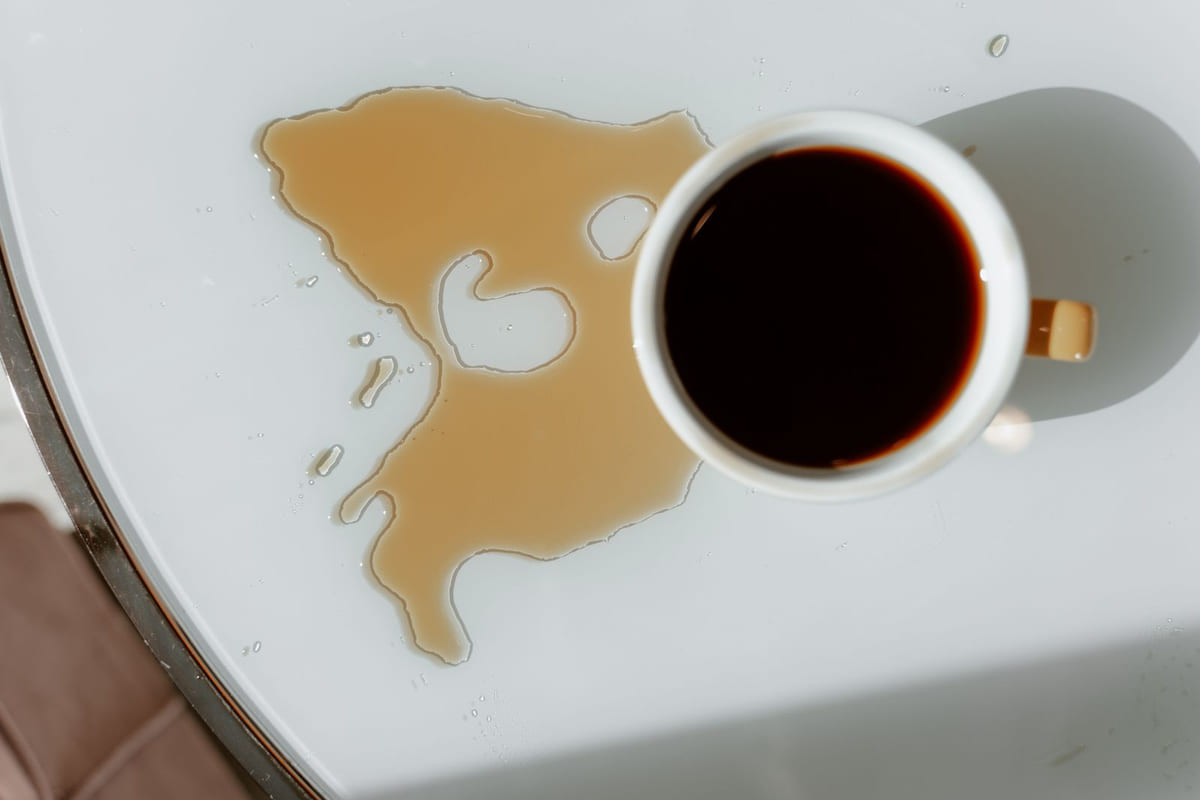 กาแฟหกใสพรมรถ: ทำไมสารพัดวิธีบ้านๆ ถึงไม่เคยช่วย และจะเช็ดแบบไหนไม่ให้ทิ้งคราบดำฝังลึก